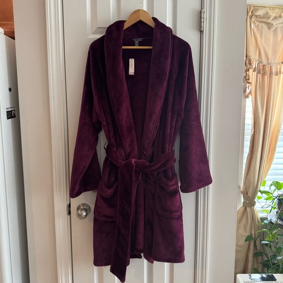 Victoria’s  Secret Women’s Short Plush Robe Size ML Burgundy Super Soft Cozy - Picture 7 of 11